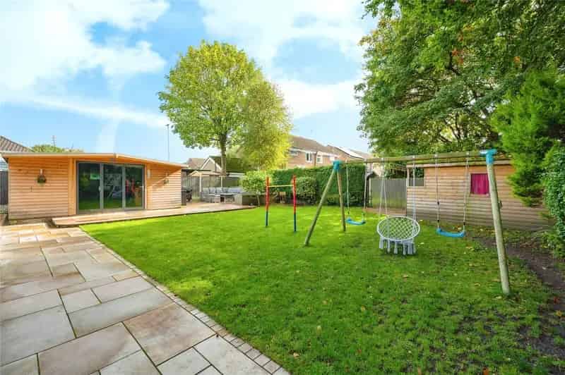 Four Bedroom Detached House with Garden Bar and Ample Parking