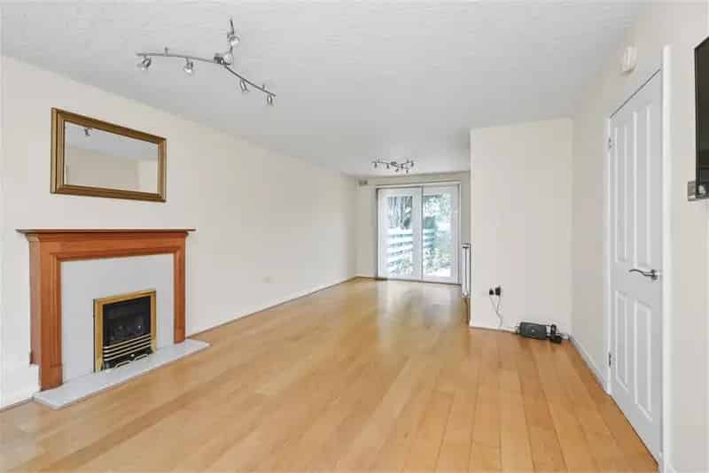 3 Bed Semi-Detached House with Garage and Garden