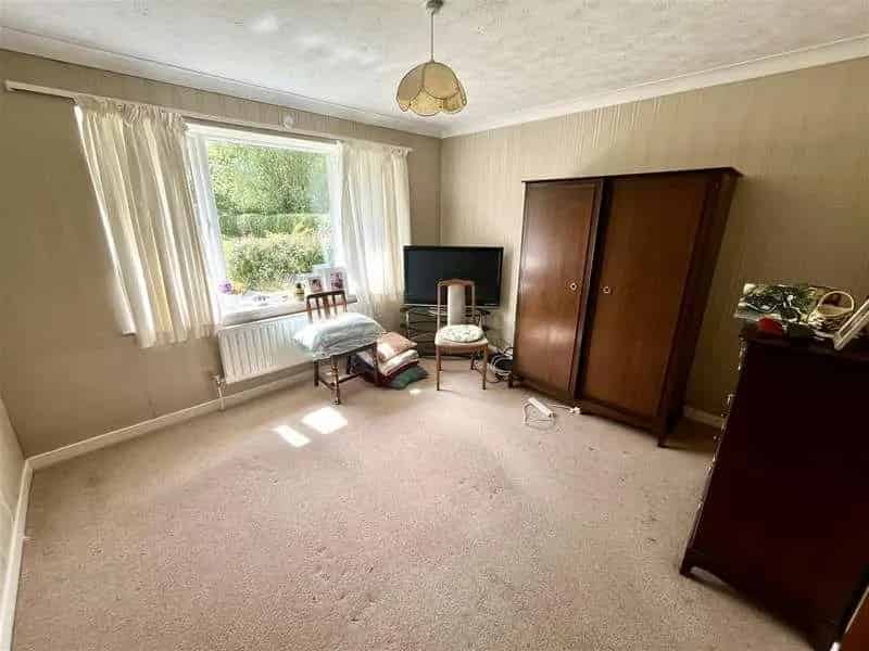 5 Bed Detached Bungalow For Sale