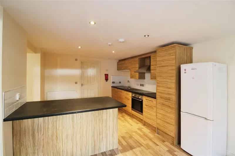 Spacious Studio Apartment Near Victoria Park Bristol