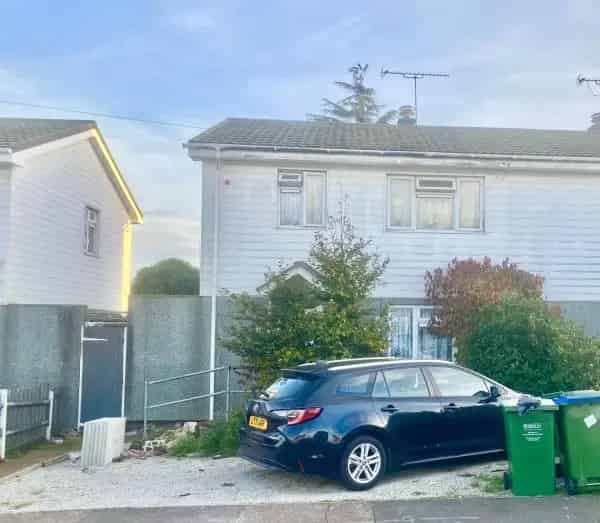 Large 3 Bed House with 140ft Garden