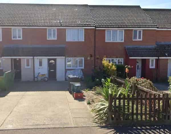 3 Bed Terrace House with Large Garden and Drive