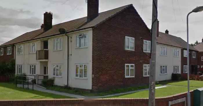 2 Bed Flat Netherton - Single Couple Family