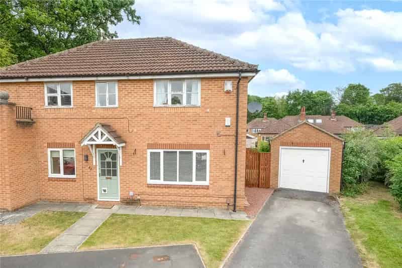 Spacious 2-Bed Ground Floor Apartment with Garden Garage Roundhay Leeds