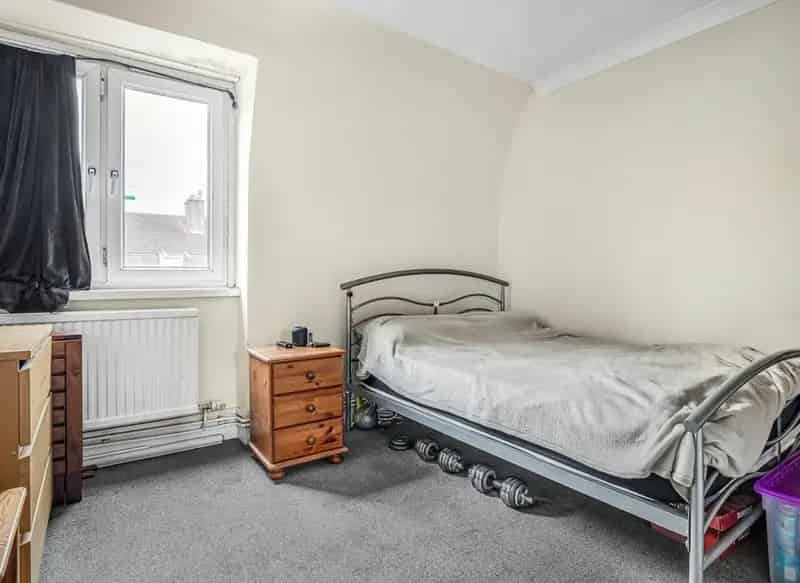Three Bedroom Split Level Apartment Near Wandsworth Rail Station