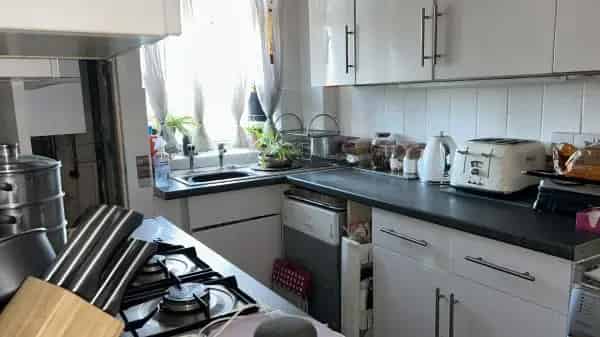2 Bed Flat Refurbished Block South Facing Great Transport Links