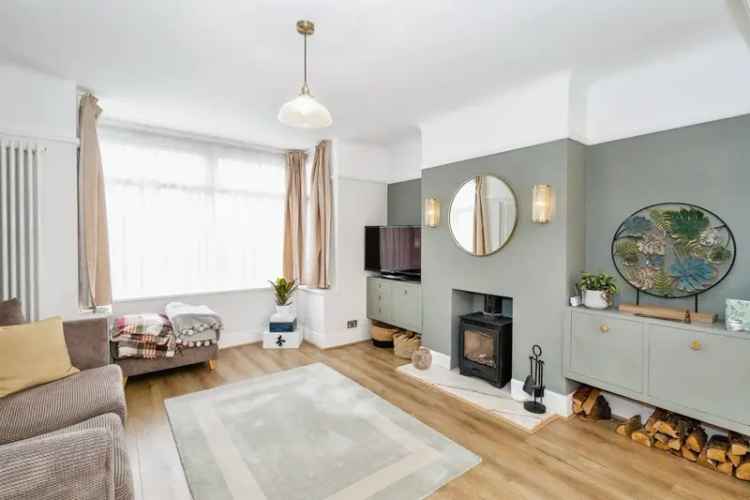 Modern Family Home with Conservatory and Garage