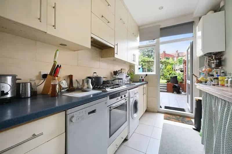 2 Bed Flat for Sale in N3 Leasehold