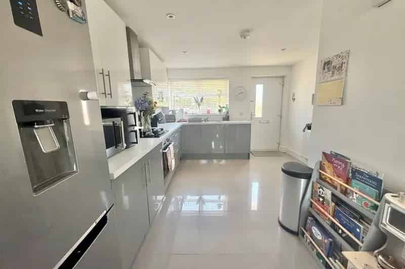 2 Bed House with Garden and Parking