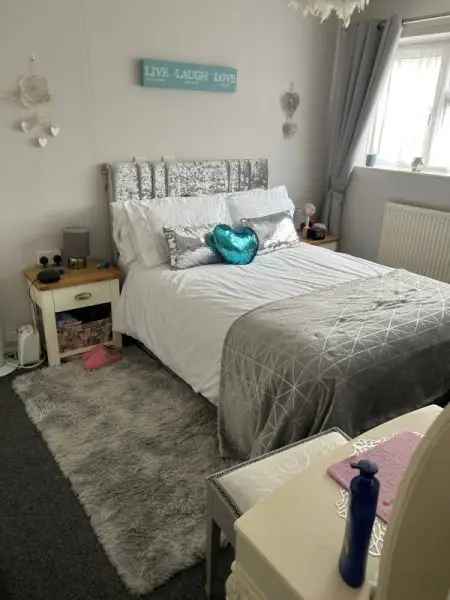 Flat For Rent in Mole Valley, England