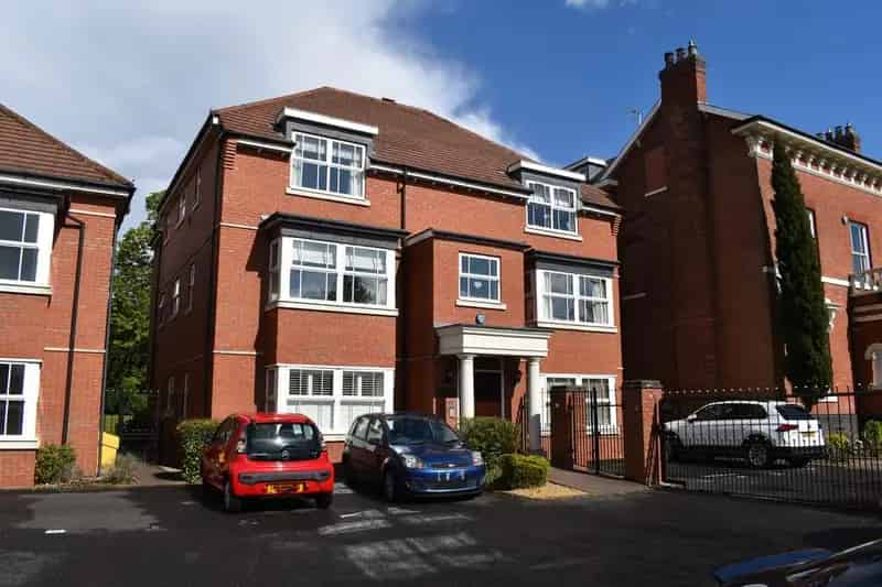 2 Bedroom Apartment to Rent Near Wylde Green Station