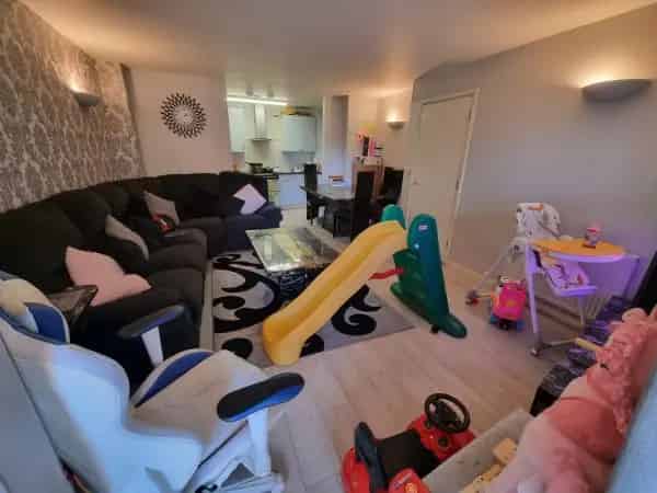 Large 2-Bedroom Flat East London - Newly Decorated