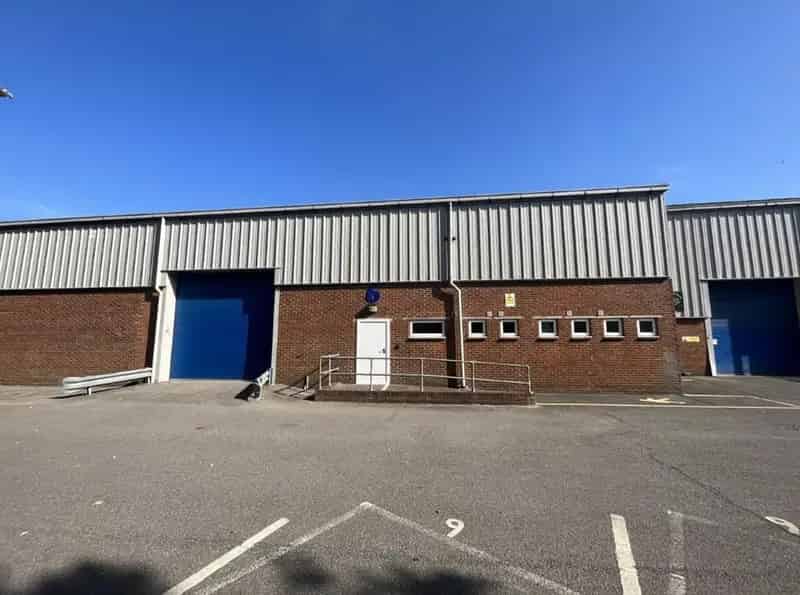 Storage Distribution Unit with Parking and Loading Door