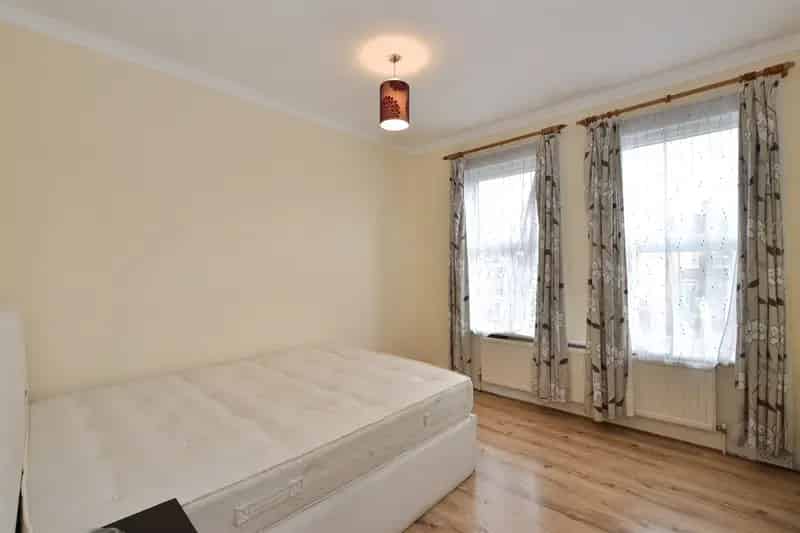 2 Bedroom Maisonette for Sale Near Lea Bridge Station