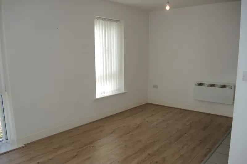 Two Bedroom Apartment Near Great Homer Street