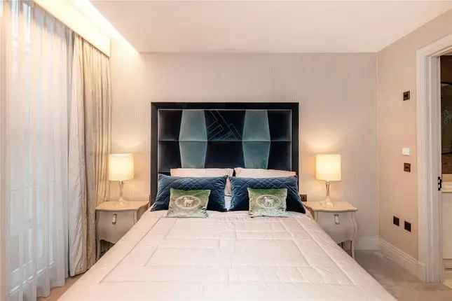 Flat for sale in Portman Square, Marylebone, London W1H