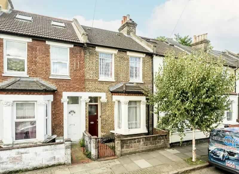 Three Double Bedroom Freehold Home in Tooting