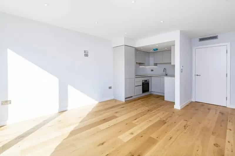 3 Bed Apartment Stepney Green Large Garden 1689 sq ft