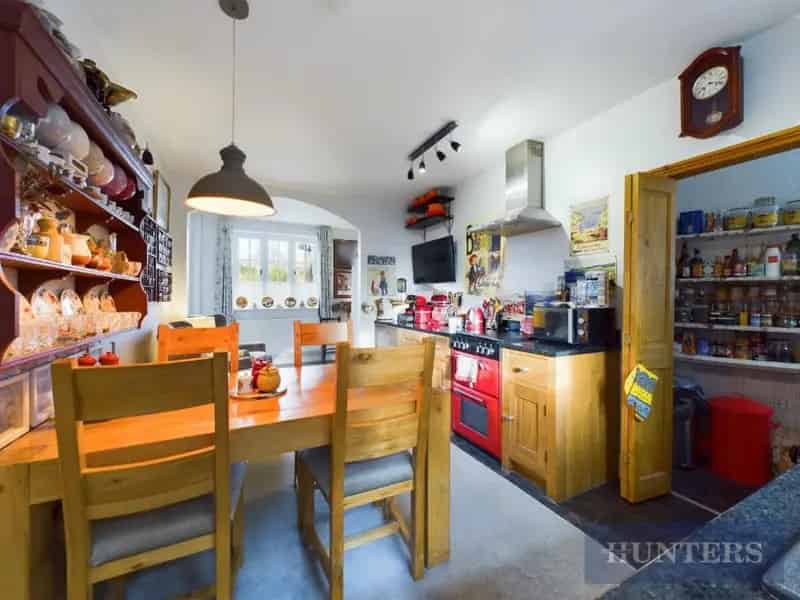 2 Bed Ground Floor Flat for Sale Spacious Kitchen Garden Garage