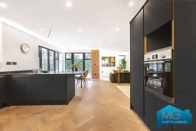 4 Bedroom Detached House for Sale East Barnet