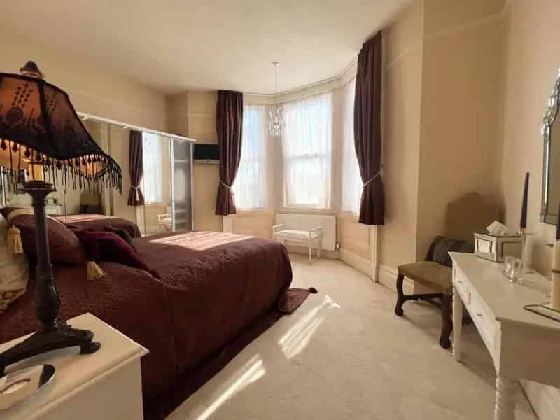 2 Bed Flat for Sale No Chain Hesketh Park Southport