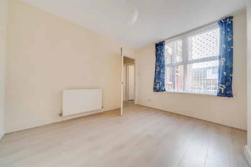 Spacious One Bedroom Period Conversion Hither Green