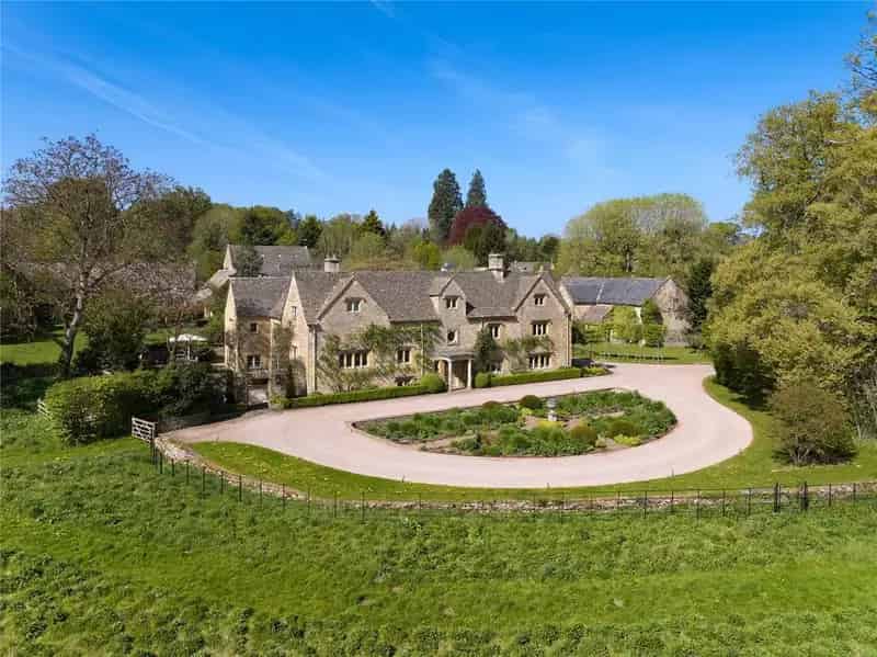 6 Bedroom Detached House for Sale