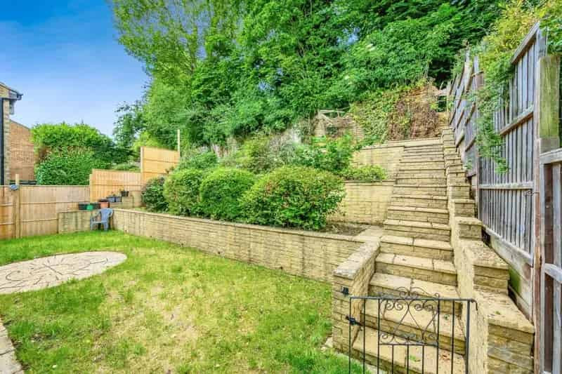 Spacious 4-Bedroom Detached Home in Boxmoor - Newly Refurbished