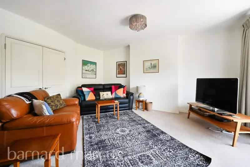 Three Bedroom Art Deco Apartment in Gated Development