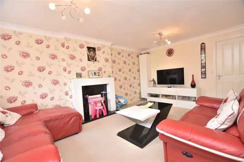 Three Bedroom Semi-Detached Home in Popular Development