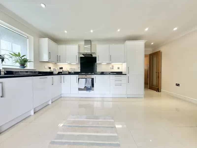 2 Bedroom Bungalow No Onward Chain