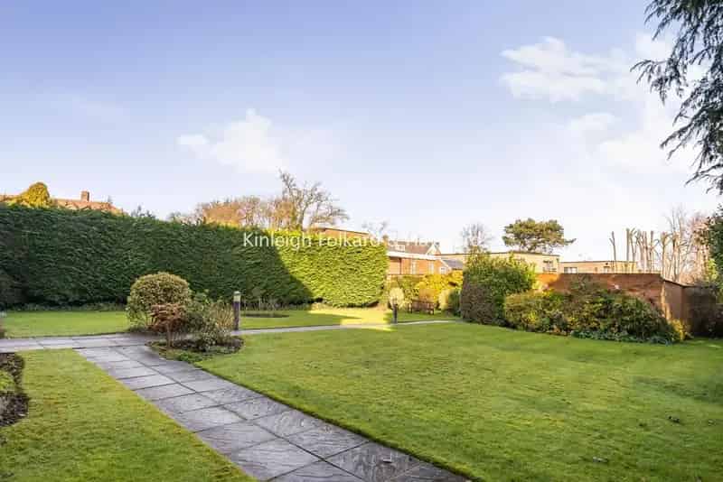 Two Double Bedroom Apartment near Southgate Circus