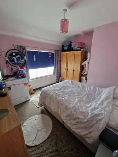 Mid Terrace House Long Garden Street Parking