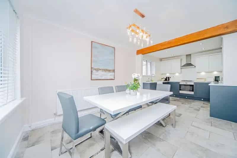 4 Bed Detached House with Modern Kitchen and Garden