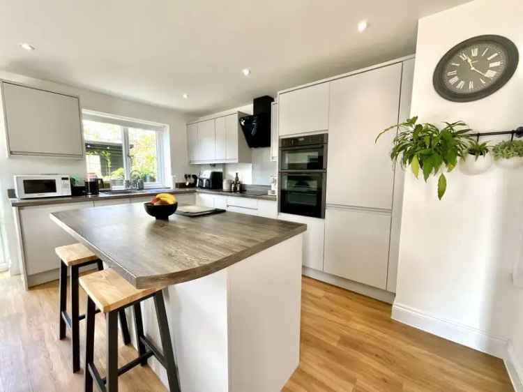 3 Bedroom Detached House for Sale in Stourvale Road