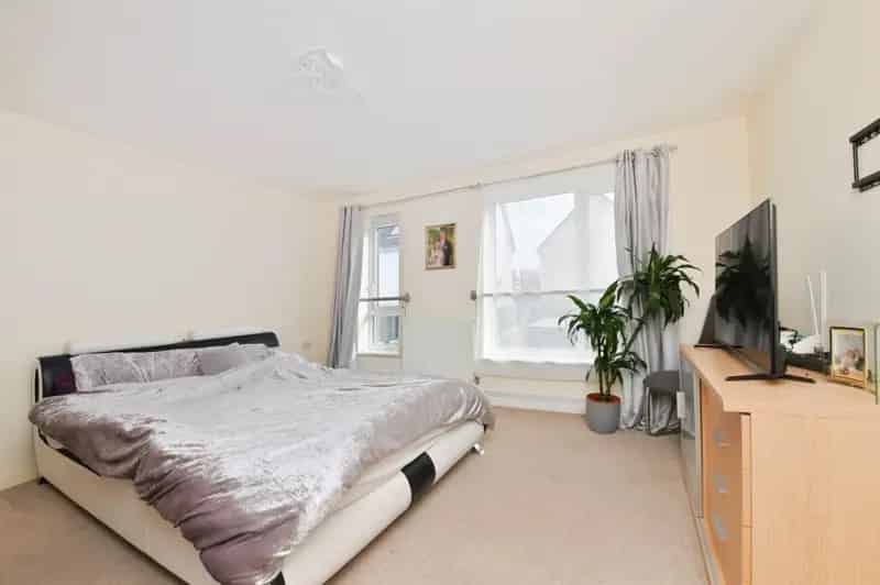 Spacious 4 Bedroom Family Home with Garden and Parking