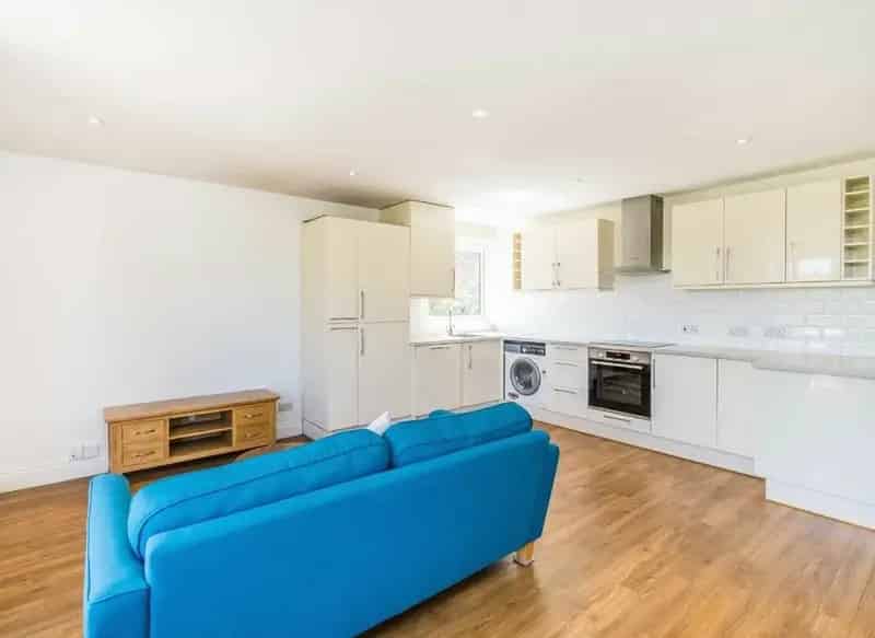 Spacious Richmond Hill Apartment with Allocated Parking