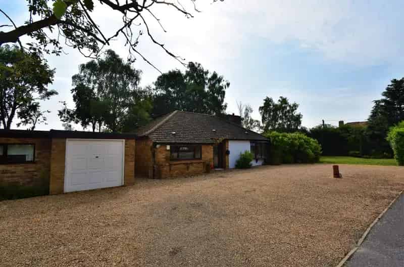 4 Bed House For Sale Recently Updated Modern Amenities Large Garden