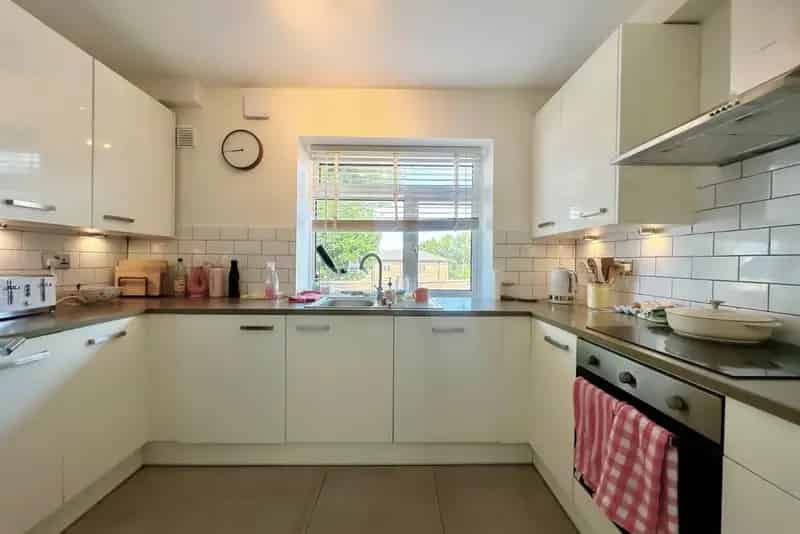 3 Bedroom Apartment near Forest Hill Station - Chain Free