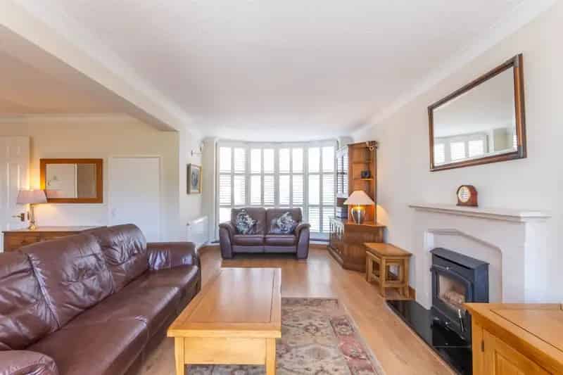 3 Bed Detached House with Garden Garage and Parking