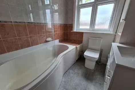 4 Bedroom House Southampton Driveway Garage Open Plan Kitchen