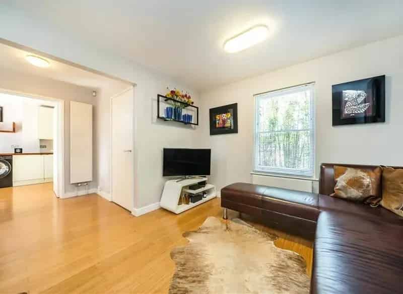 Three Bedroom Semi Detached House Near Oval Station