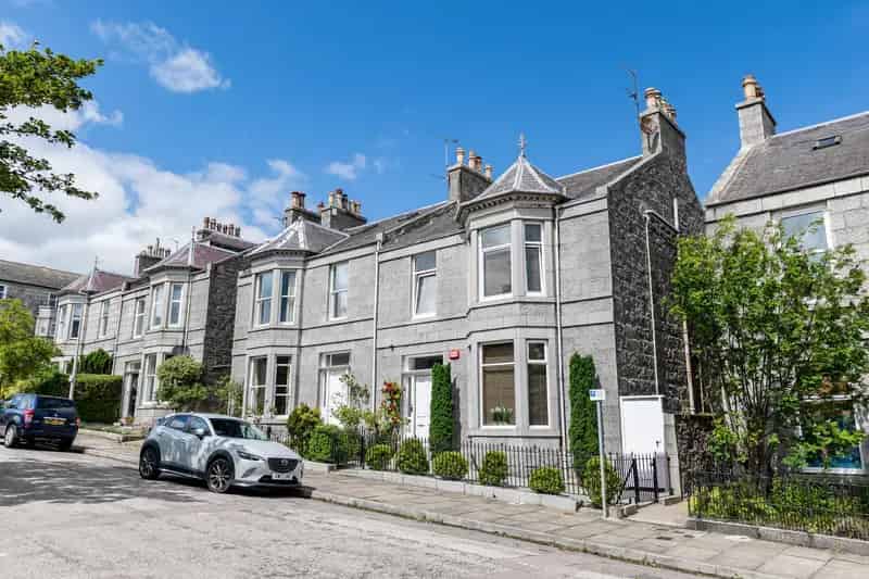5 Bedroom Detached House For Sale in Rosemount