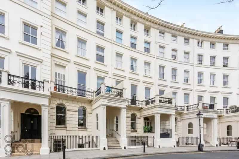 2 Bedroom Flat for Sale in Hove - Seafront Location