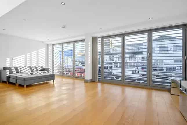 Mews house for sale in Waterfront Mews, London N1