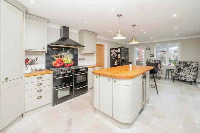 4 Bedroom House with Large Garden and Stylish Kitchen Diner
