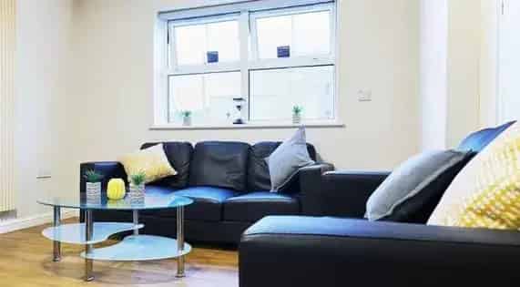 1 Room Flat Manchester 25m2 Modern En-suite Study WiFi