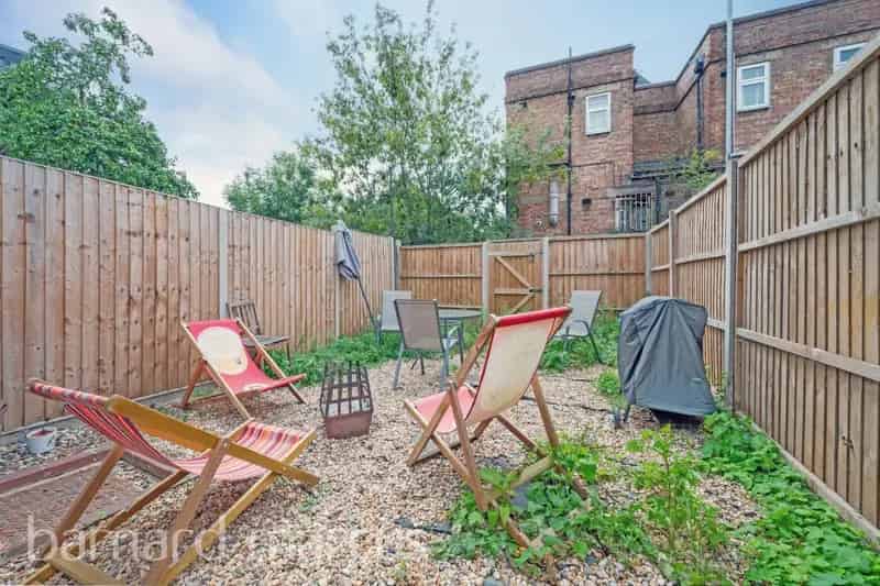 Spacious Split Level Flat Near Streatham Common Tooting Bec