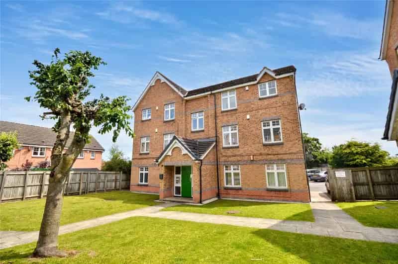 Refurbished 2-Bed Ground Floor Apartment Near M62 M1 LS10