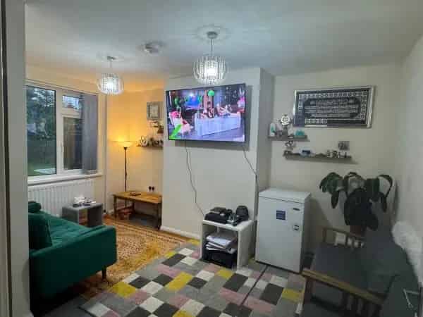 3 Bed Family Home Near Schools Large Garden